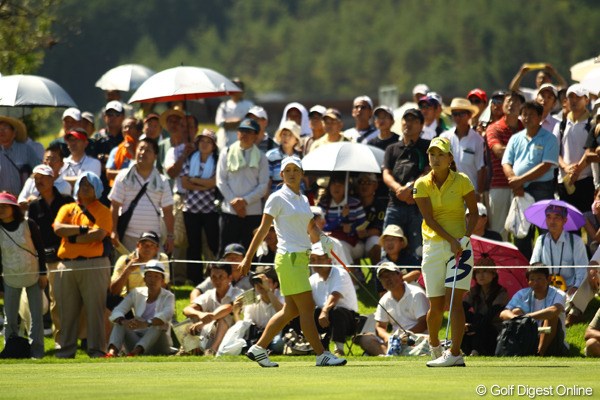 2010年 日本女子プロゴルフ選手権競技コミカミノルタ杯2日目 第6組 諸見里と上田のペアリングに、今日もたくさんのギャラリーが・・・しかし2人ともギャラリーを魅了できるゴルフが出来ず、ギャラリーもストレスが溜まっちゃったかも