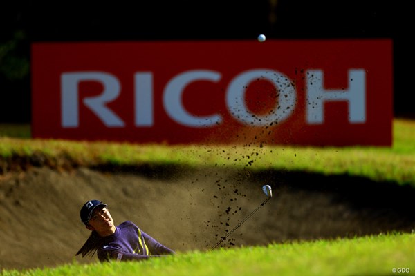 2022年 JLPGAツアーチャンピオンシップリコーカップ 2日目 渡邉彩香 看板をバックに