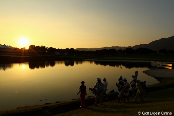 2010年 日本女子プロゴルフ選手権競技コミカミノルタ杯2日目 ホールアウト 最終組が17:45にホールアウト。太陽は傾き、綺麗な夕焼けに包まれながら、選手たちはクラブハウスに帰ります