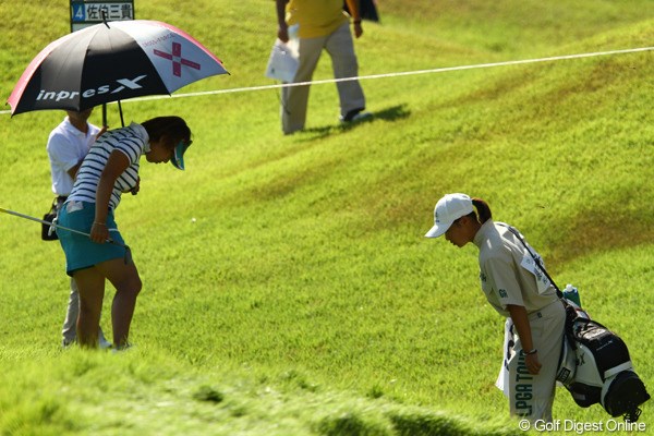 2010年 日本女子プロゴルフ選手権大会コニカミノルタ杯3日目 綾田紘子 3番でティショットをラフに入れ、必死に探す綾田紘子。その時！！