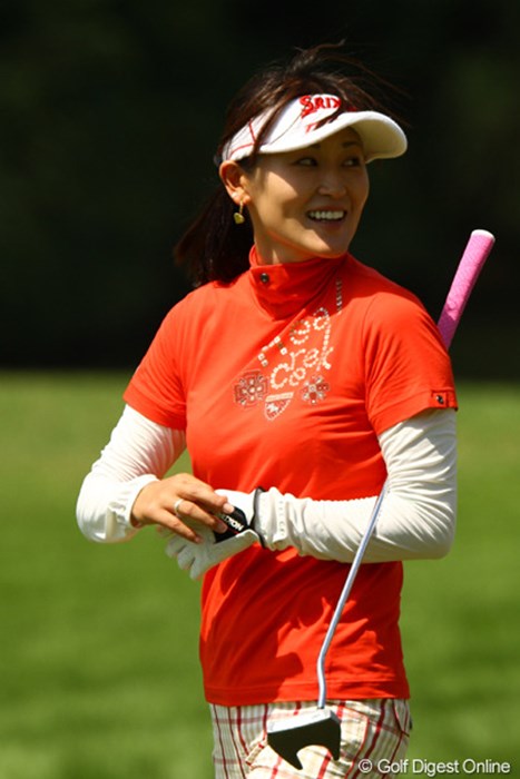 スコアを落としてしまいましたが、猛暑の中でも爽やかな笑顔で、汗ダクの肉体労働者のカメラマンを和ませてくれます。3アンダー9位タイです 2010年 日本女子プロゴルフ選手権大会コニカミノルタ杯3日目 北田瑠衣