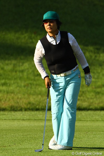 2010年 日本女子プロゴルフ選手権大会コニカミノルタ杯3日目 具玉姫 スナイパーにでも狙われてるんでしょうか？連日、防弾チョッキのようなウェアを着てます