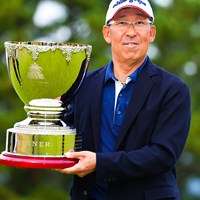 渡部光洋がうれしいツアー初優勝（提供：日本プロゴルフ協会） 2022年 いわさき白露シニアゴルフトーナメント 最終日 渡部光洋