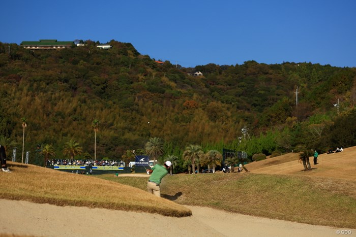18番セカンドショットはバンカーから 2022年 カシオワールドオープンゴルフトーナメント 4日目 チャン・キム