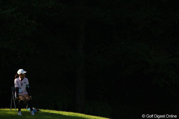 2010年 日本女子プロゴルフ選手権大会コニカミノルタ杯3日目 ルーキーキャンプ 1番ホール 池内姉妹 双子の姉・池内絵梨藻「今はジッと我慢よっ！私を見なさい！椅子からジッと動かないわよ！」