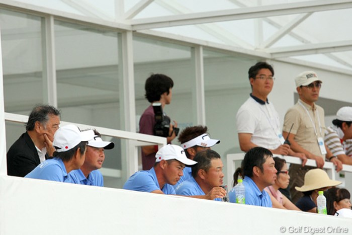 18番グリーンサイドで最終組を見守る日本チーム 2010年 現代キャピタル招待 日韓プロゴルフ対抗戦2日目 日本チーム
