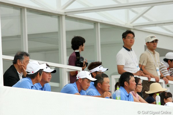 2010年 現代キャピタル招待 日韓プロゴルフ対抗戦2日目 日本チーム 18番グリーンサイドで最終組を見守る日本チーム