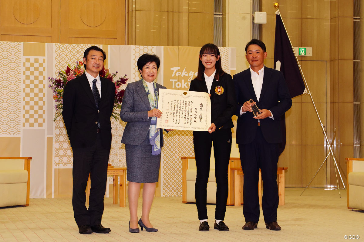 馬場咲希（右から2番目）は小池百合子都知事（左から2番目）から功績をたたえられた