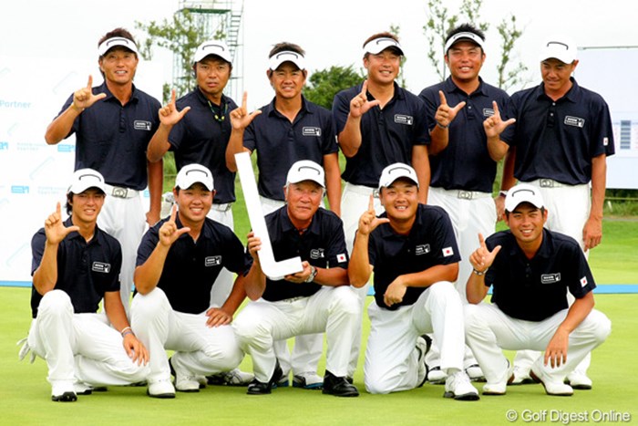 韓国を1ポイント差で辛くも破り、タイトルを獲得した日本代表 2010年 現代キャピタル招待 日韓プロゴルフ対抗戦最終日 日本代表