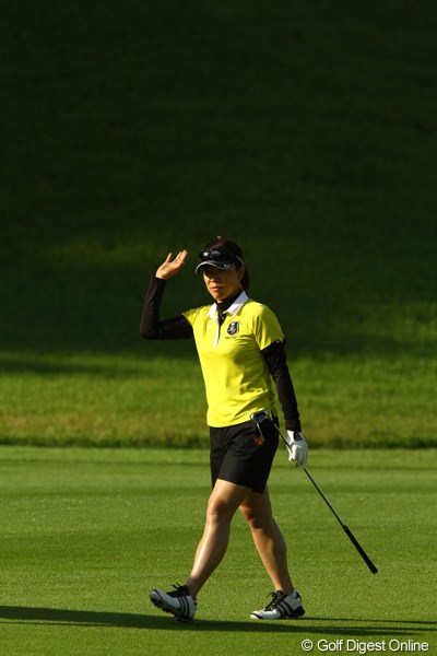 2010年 日本女子プロゴルフ選手権大会コニカミノルタ杯最終日 大山志保 13番で痛恨のダボ。それでも3つスコアを伸ばしました。お得意のガッツポーズも連発です。