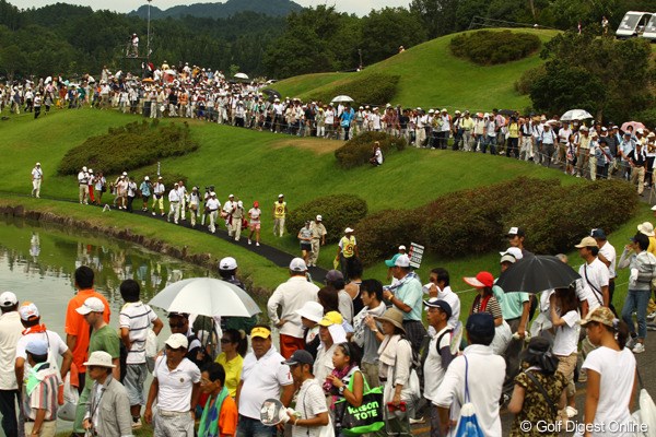 2010年 日本女子プロゴルフ選手権大会コニカミノルタ杯最終日 最終組 最終組がハーフターン。10番ホールへ民族大移動です。今日は10,065人のギャラリーが詰め掛けました。