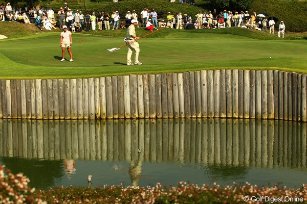 2010年 日本女子プロゴルフ選手権大会コニカミノルタ杯最終日 17番ショートホール 前後左右、どちらのミスも許されない、グリーンが池に囲まれた17番ショートホール。馬場ゆかりは、ファーストパットがグリーンの外へ。