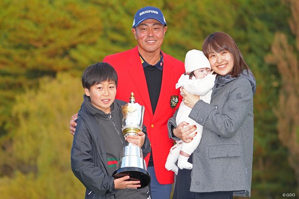2022年 ゴルフ日本シリーズJTカップ 最終日 谷原秀人 ご家族とも記念撮影。