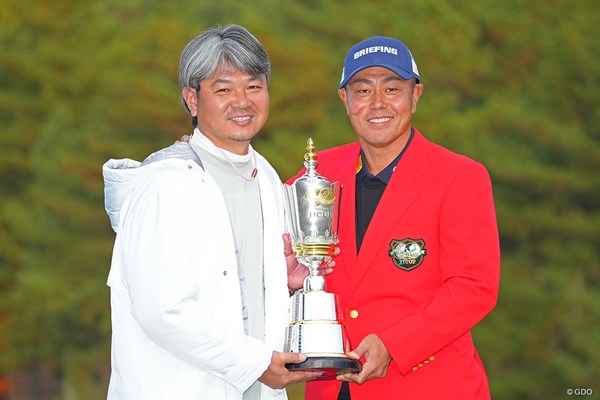 2022年 ゴルフ日本シリーズJTカップ 最終日 谷原秀人 キャディの久保プロと。