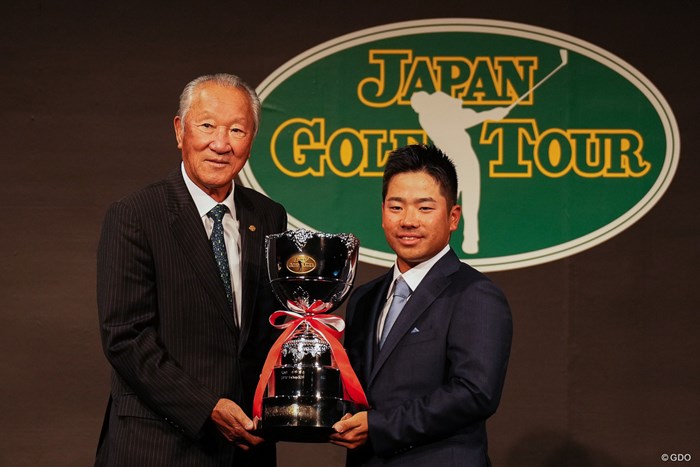 青木功JGTO会長から祝福された比嘉一貴 2022年 ジャパンゴルフツアー表彰式 比嘉一貴