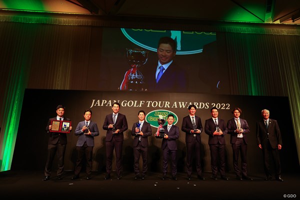 2022年 ジャパンゴルフツアー表彰式 比嘉一貴（中央）が5つのタイトルを受賞した