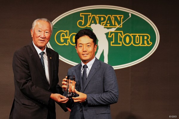 2022年 ジャパンゴルフツアー表彰式 稲森佑貴 今年も稲森佑貴がフェアウェイキープで一番に