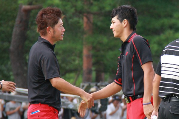 2010年 JGTOプレーヤーズラウンジ 松村道央 石川遼 同組対決の松村道央と石川遼がそっくりなウェアで登場した