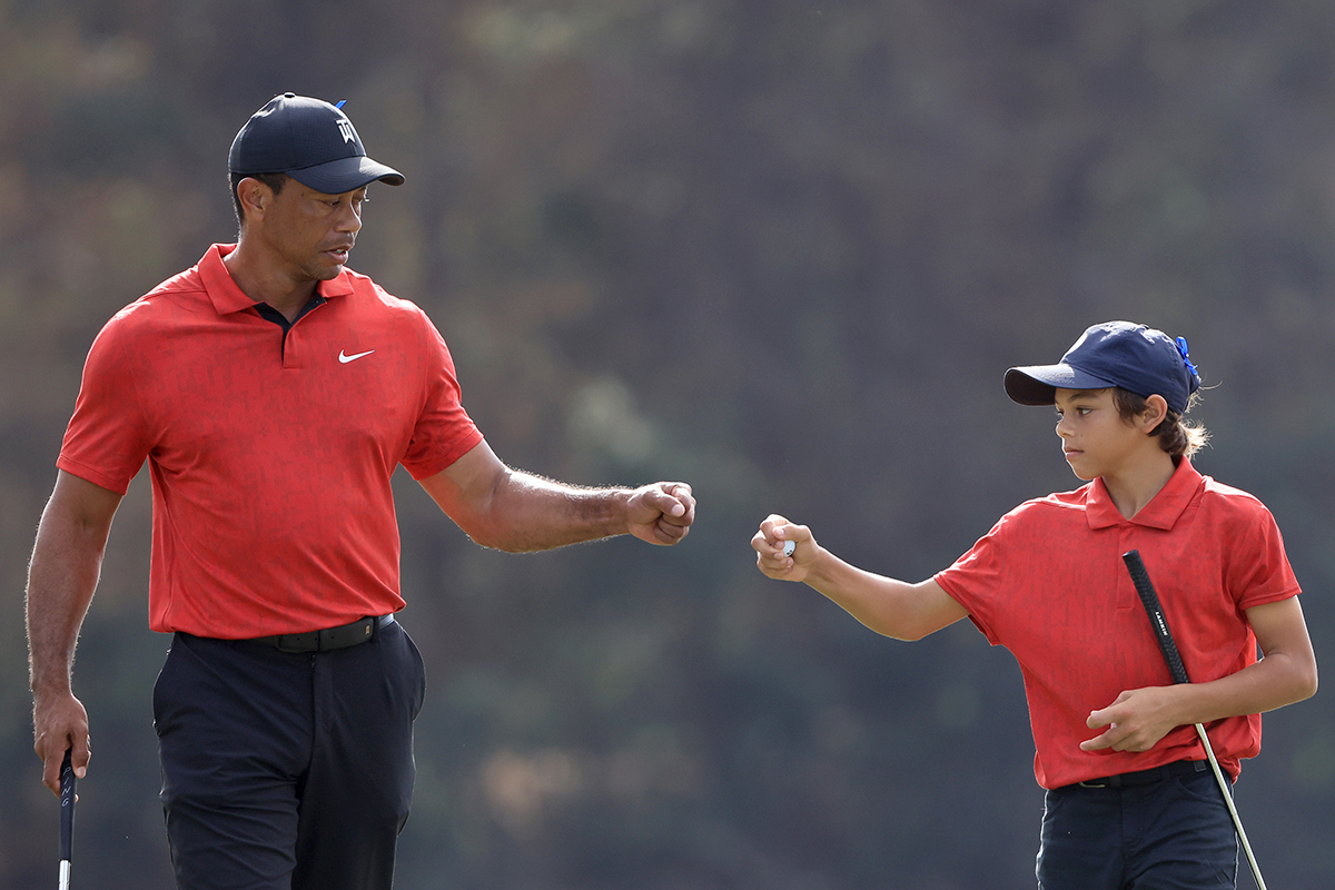 前年大会最終日、お揃いの赤の勝負服で臨んだウッズとチャーリーくん（Sam Greenwood/Getty Images）