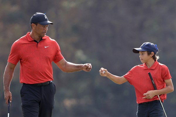 前年大会最終日、お揃いの赤の勝負服で臨んだウッズとチャーリーくん（Sam Greenwood/Getty Images）