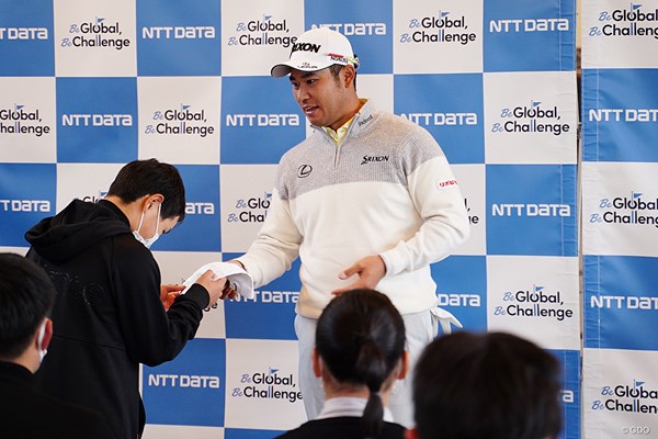 2022年 NTTデータ「Be Global,Be Challenge」イベント 松山英樹 イベントの最後にサイン入りキャップをプレゼント