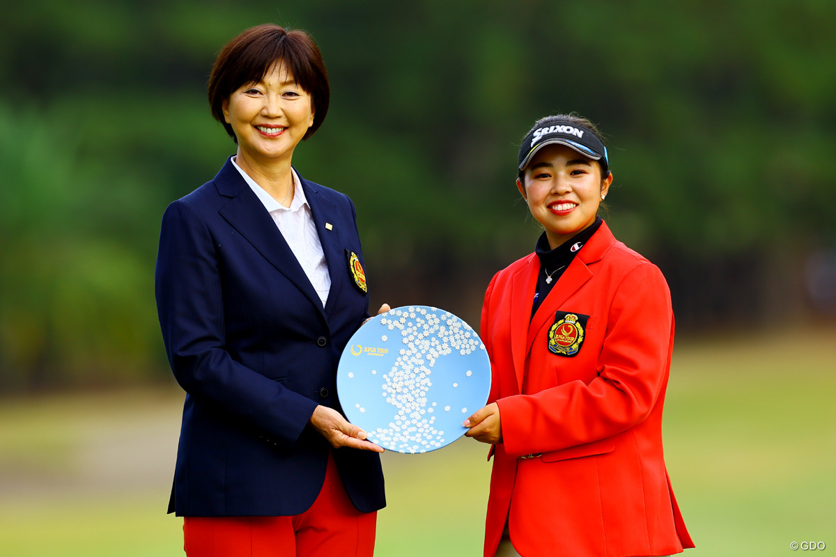 JLPGA小林浩美会長と2022年の年間女王に輝いた山下美夢有