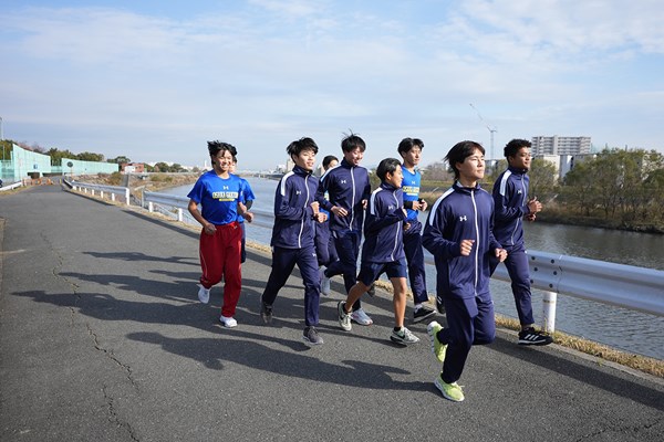 2022年 大阪学院大高ゴルフ部 川沿いを走る男子部員