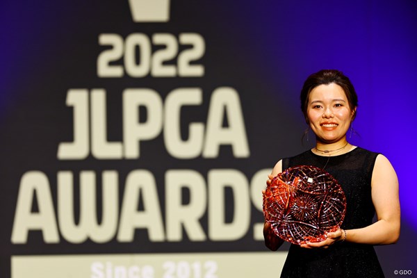 2022年 JLPGAアワード 勝みなみ 「楽天スーパーレディース」の72ホールノーボギー優勝をたたえる栄誉賞