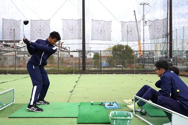 2022年 大阪学院大高ゴルフ部 ドライバーを振るオティエノ志音さん（2年）。憧れはロリー・マキロイでトレーニングキャプテンを務める