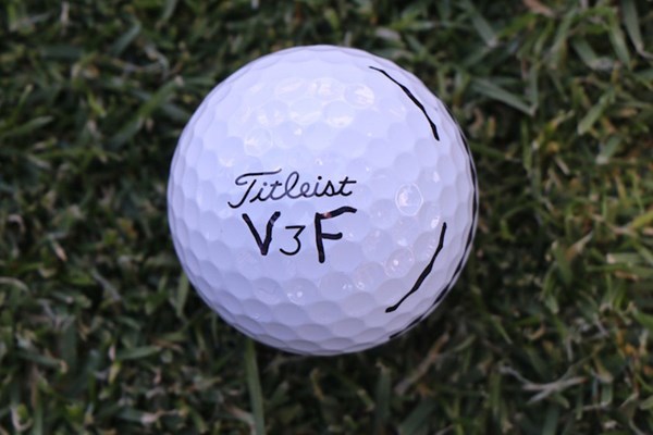 子どものイニシャルが書かれたフィナウのボール(Courtesy of GolfWRX)