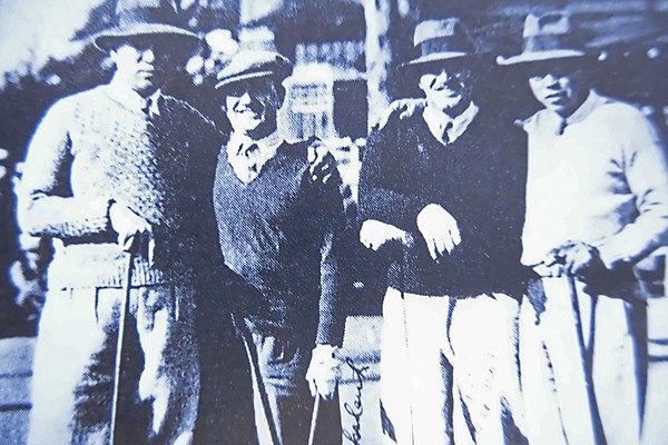 2022年 後世に残したいゴルフ記録 赤星六郎（左端） 赤星六郎（左端）と兄の四郎（右端） ※提供：武藤一彦