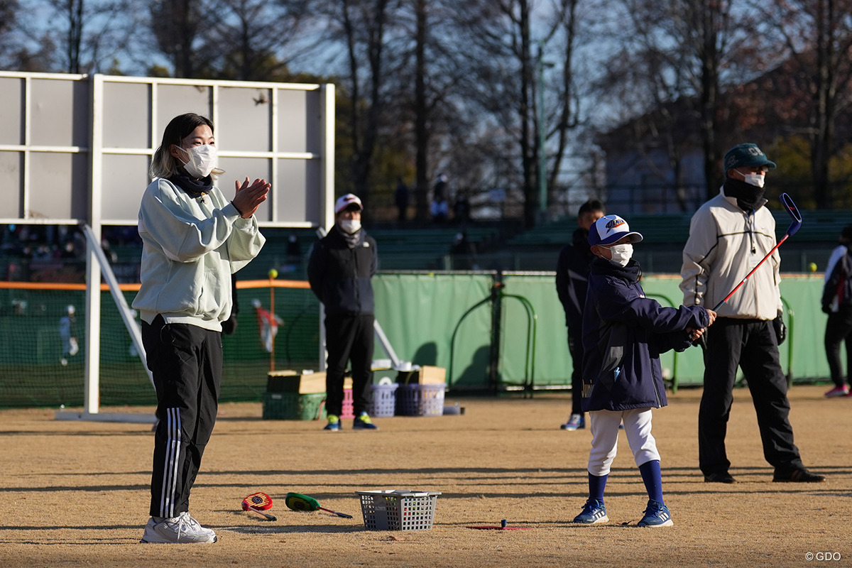 子どもと触れ合って笑顔