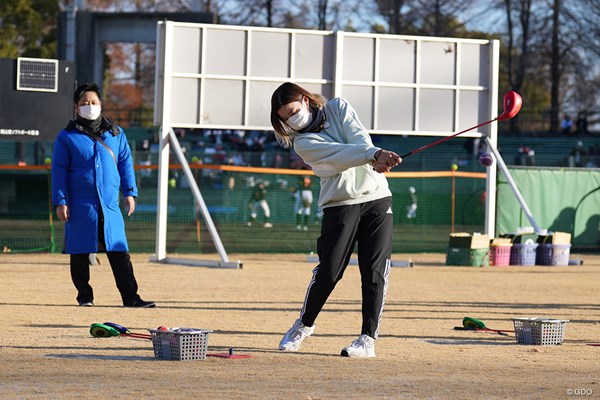 2022年 渋野日向子杯岡山県小学生ソフトボール大会 渋野日向子 スナッグゴルフで手本を見せた