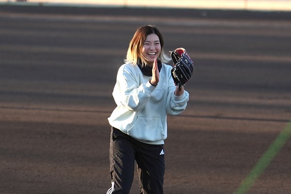 2022年 渋野日向子杯岡山県小学生ソフトボール大会 渋野日向子 一塁ゴロに打ち取って笑顔