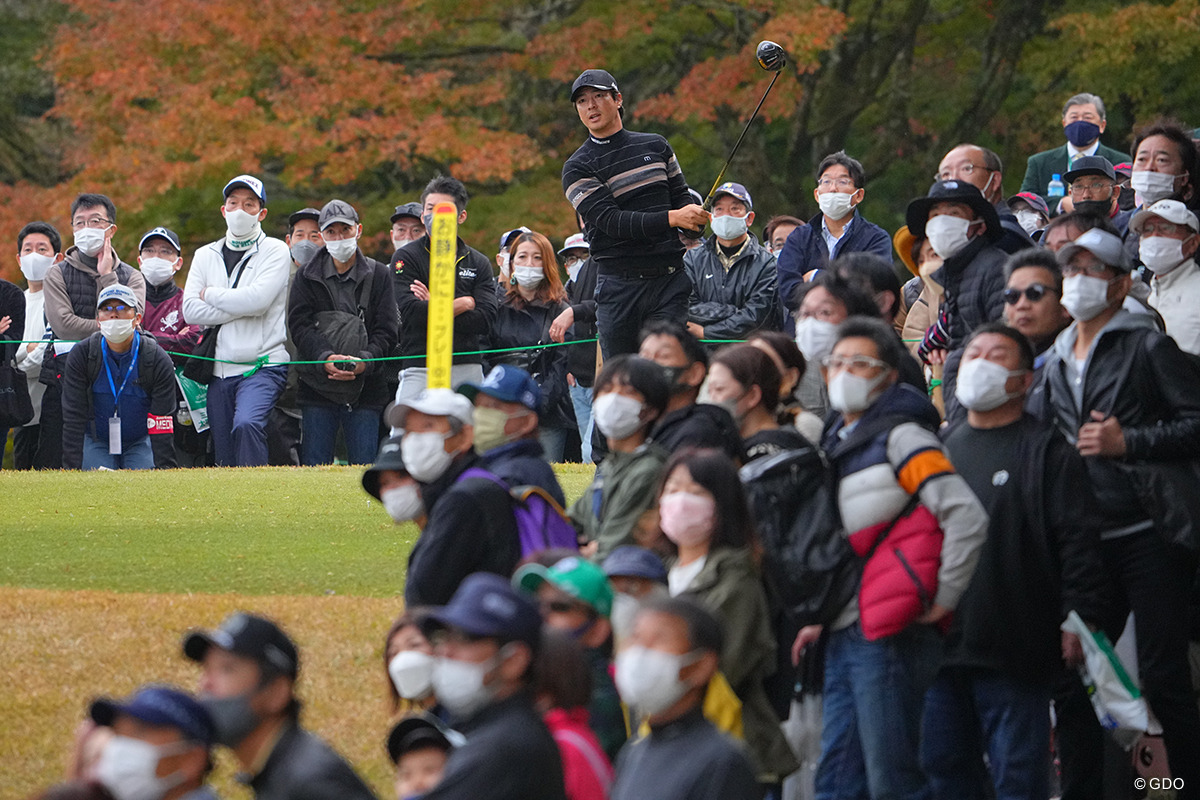 石川遼のショットを見守るギャラリー