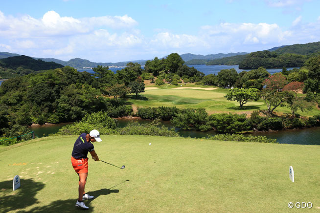 リアス式海岸沿いのコース ※撮影は2015年「日本女子プロ選手権コニカミノルタ杯」