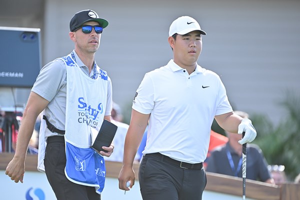 リッキー・ファウラーのキャディだったジョー・スコブロン氏とのコンビも定着しつつあるトム・キム (Ben Jared／PGA TOUR via Getty Images)