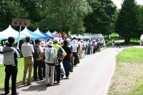 2010年 ANAオープンゴルフトーナメント事前情報 てっぽう汁の無料サービス2 初日の時点で100人を超える長蛇の列ができていた