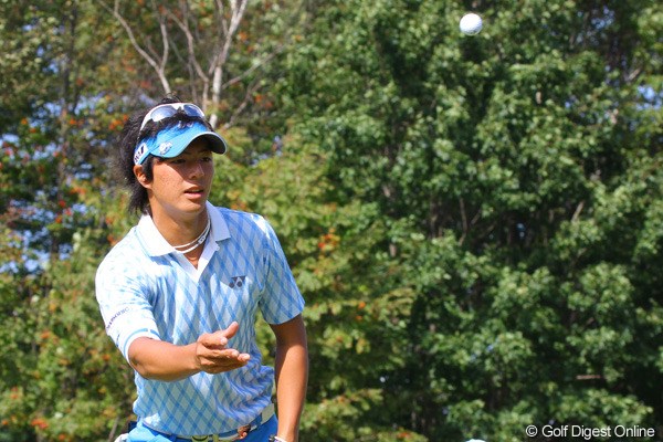 2010年 ANAオープンゴルフトーナメント初日 石川遼 15番パー3でティショットをベタピンにつけ、余裕の表情でキャディにボールを投げる