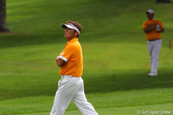 2010年 ANAオープンゴルフトーナメント初日 丸山茂樹＆甲斐慎太郎 丸山茂樹の後ろも丸山？いえ、同じ色のウェアを着た甲斐慎太郎でした