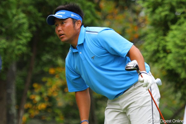 2010年 ANAオープンゴルフトーナメント初日 小田龍一 「あれー、そっちはダメだよ・・・」打球を見つめ心配そうな表情をする小田龍一