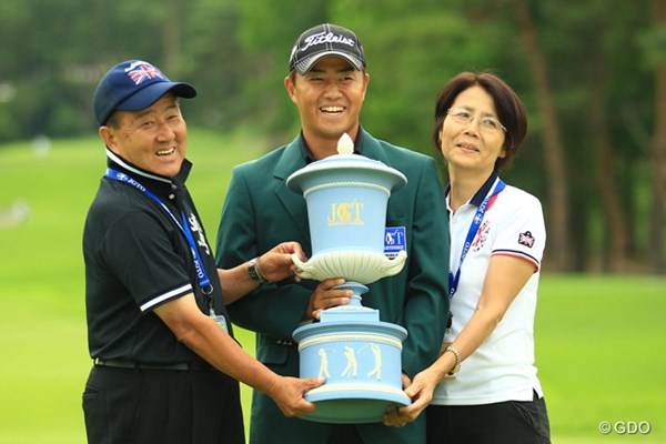 父・健一さん、母・裕子さんと優勝の記念写真に収まる小平智 ※2013年「日本ゴルフツアー選手権 Shishido Hills」
