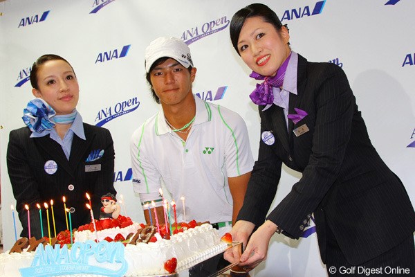 2010年 ANAオープンゴルフトーナメント2日目 石川遼 ANAのキャビンアテンダントに挟まれてバースデイケーキを受け取る石川遼