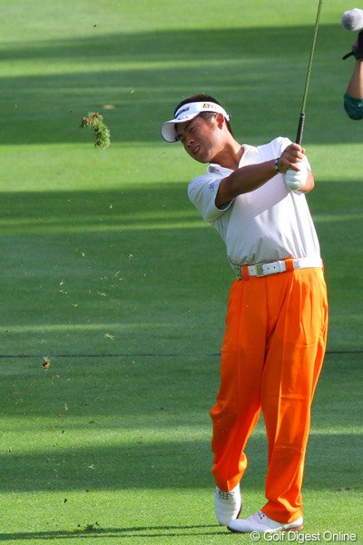 2010年 ANAオープンゴルフトーナメント2日目 池田勇太 ラウンド中、タイミングが合えば中嶋常幸とおしゃべりを続けた池田勇太