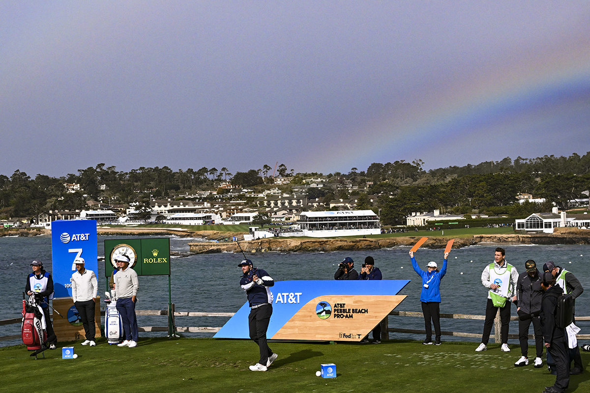 ペブルビーチにかかる虹を背にバッファロー・ビルズのQBジョシュ・アレンがティショット(Tracy Wilcox/PGA TOUR via Getty Images)