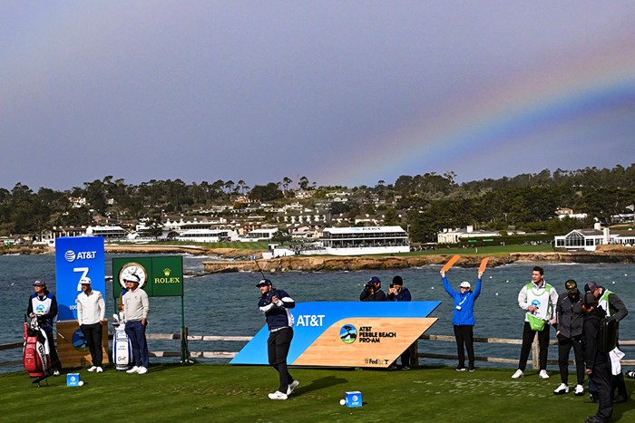 ペブルビーチにかかる虹を背にバッファロー・ビルズのQBジョシュ・アレンがティショット(Tracy Wilcox/PGA TOUR via Getty Images) 2023年 AT&Tペブルビーチプロアマ  3日目 ジョシュ・アレン