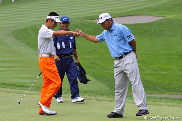 2010年 ANAオープンゴルフトーナメント2日目 池田勇太＆中嶋常幸 1番で互いにバーディを奪い、思わず2人でグータッチ！