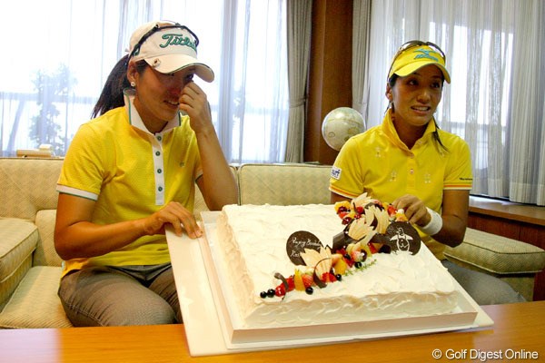 双子の久保啓子(右)と久保宣子が24歳の誕生日を迎え、主催のデサントからバースデーケーキが。妹の宣子が涙を流す場面も