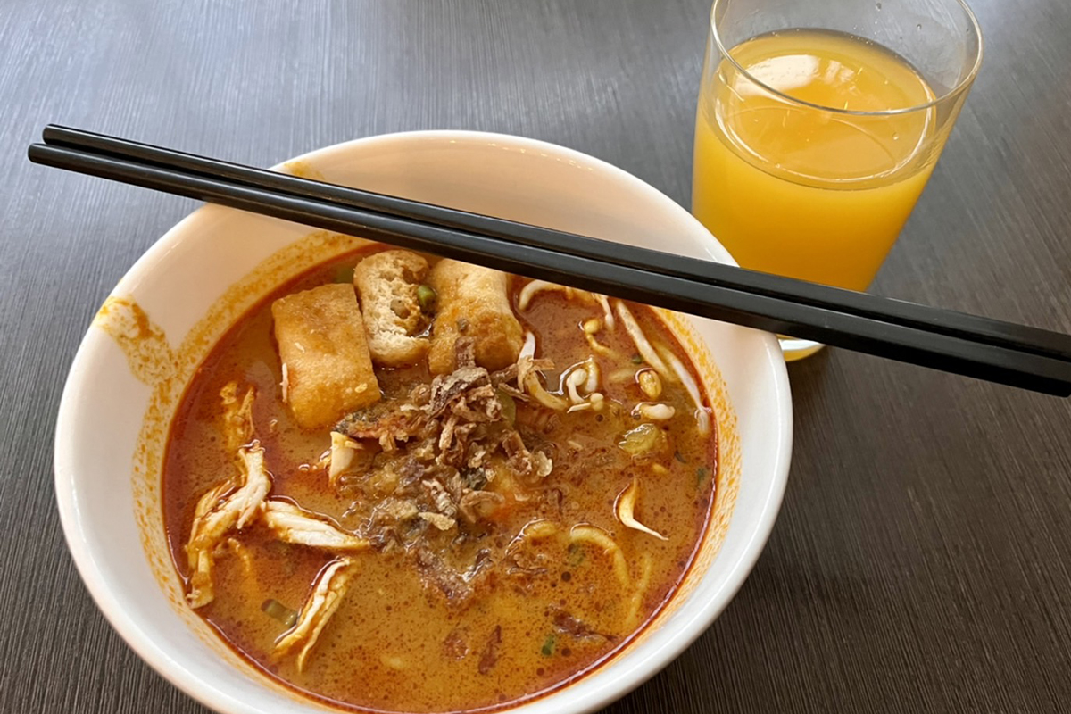 東南アジアで食べるべし…クアラルンプール空港、マレーシア航空ラウンジのカリー・ラクサ