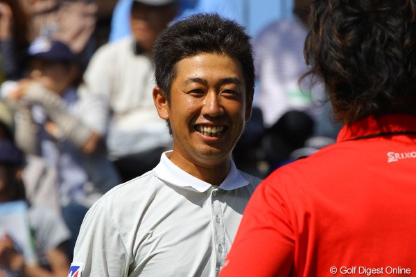 最終ホールをパーで切り抜け満面の笑みでホールアウトする河野晃一郎